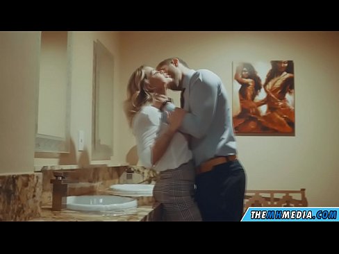 ❤️ Том биетэй шаргал үст таныг нийтийн бие засах газар уруу татах үед Супер порно манайд ❤
